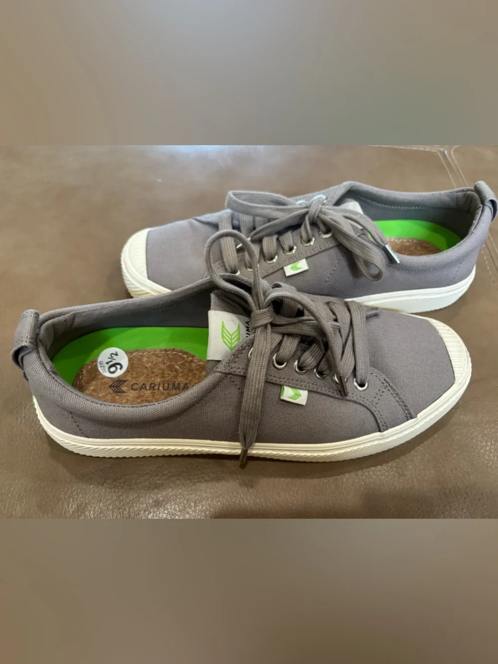 Cariuma Women’s Gray Canvas Low-Top minimalist Sneakers - Picture 5 of 7